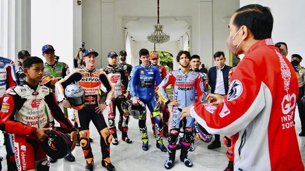 President Joko Widodo receives 20 racers at the Merdeka Palace, Jakarta, Wednesday (16/3).  (Presidential Secretariat Press Bureau)