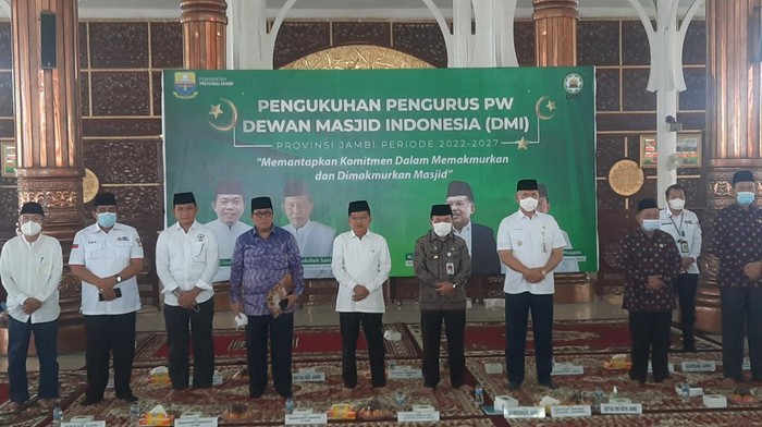 Jusuf Kalla berfoto bersama usai melantik penguruh wilayah Dewan Masjid Jambi.