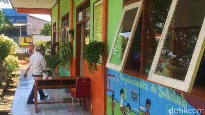 Kaca SDN 3 Sarimulyo Banyuwangi pecah dilempari batu