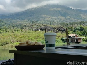 Serunya Ngopi Cantik Sambil Nikmati Pemandangan Danau dan Gunung Guntur