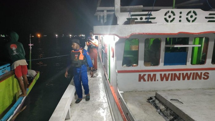 Kapal bawa 13 penumpang hanyut di Kepulauan Aru, Maluku. Seluruh penumpang selamat (Dok. Istimewa)