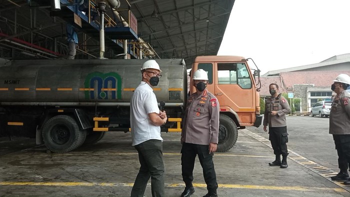 Kapolri Jenderal Listyo Sigit Prabowo mengecek produksi minyak goreng (Fakhri-detikcom)