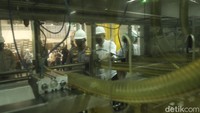 Sigit mengatakan produksi minyak goreng di pabrik ini berjalan normal, bahkan produksi pada Februari lebih besar dari bulan sebelumnya.  