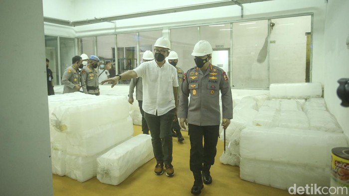 Kapolri Tinjau Produksi Minyak di Bekasi Kapolri Listyo Sigit meninjau pabrik produksi minyak di Bekasi, Rabu (16/3/2022).