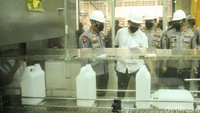 Setiap hari, pabrik tersebut memproduksi serta mendistribusikan sekitar 200 ribu liter minyak goreng.  