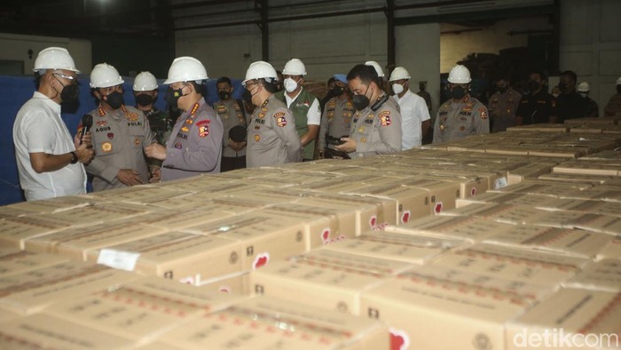 Kapolri Listyo Sigit meninjau pabrik produksi minyak di Bekasi, Rabu (16/3/2022).