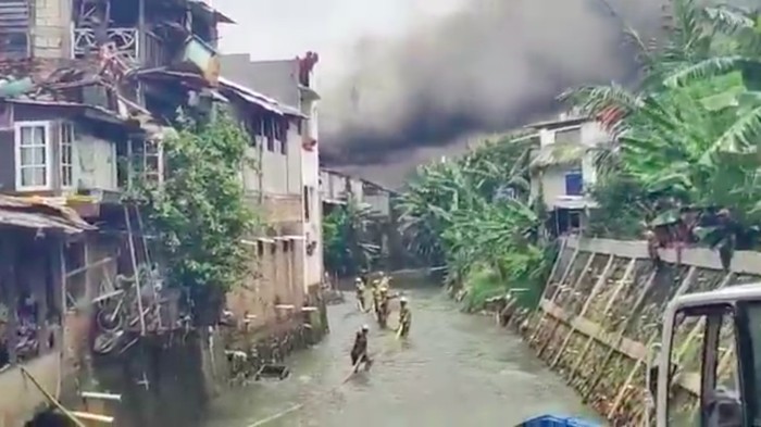Kebakaran terjadi di wilayah Mampang Prapatan, Jaksel. Sebanyak 18 unit mobil damkar dikerahkan untuk memadamkan api. (Instagram @humasjakfire)