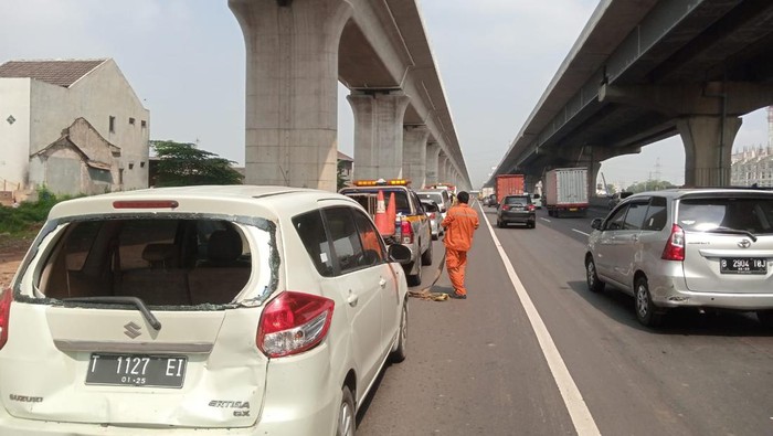 Kecelakaan beruntun di KM 16 Tol Jakarta-Cikampek