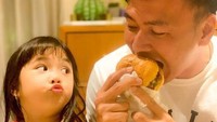 Tak hanya menemani Gisel kemana-mana. Wijin juga sudah dekat dengan Gempita, mereka sering menghabiskan waktu bersama. Mulai dari bermain sampai makan burger bareng. Foto: Instagram