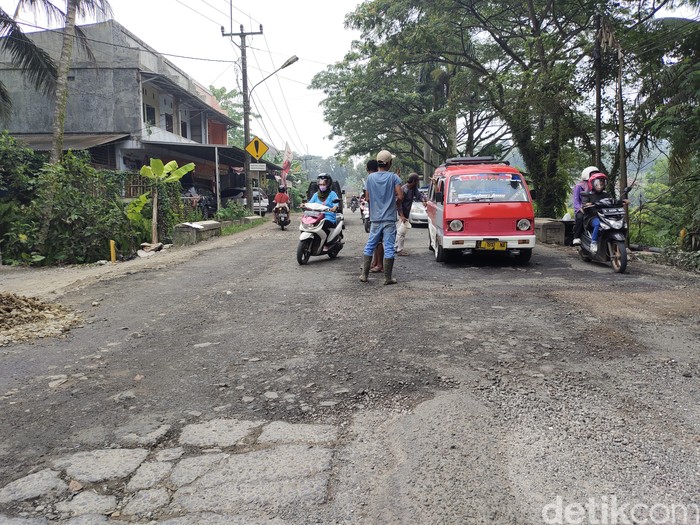 Kerusakan Jl Ir Sutami di Lebak, Rangkasbitung, Banten ditambal sementara meski masih tersisa kerusakan di sana-sini. 16 Maret 2022. (Fathul Rizkoh/detikcom)