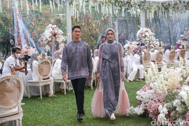 Koleksi Ramadhan dan Hari Raya 2022 dari Vanilla Hijab ini menggunakan bahan Dior Silk. Harga koleksi terbaru Vanilla mulai Rp 450 ribu - Rp 500 ribu. Foto: Grandyos Zafna/Detikcom