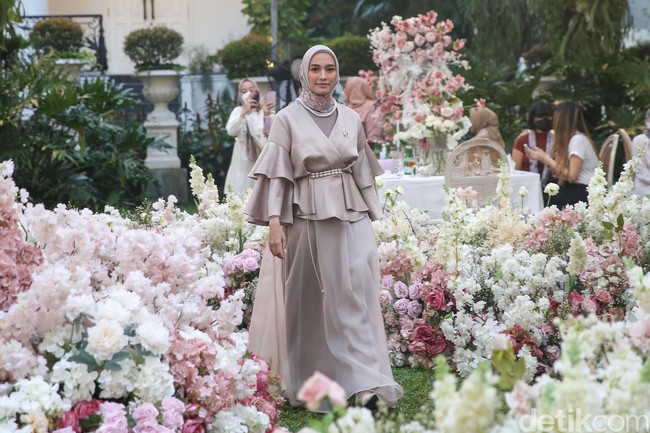 Koleksi ini adalah koleksi hari raya Vanilla 2022 ini kita menampilkan tema Nirwana, jadi ada puspa maya, puri dan semesta. Itu semua beda-beda motif tapi masih dalam satu warna. Nirwana melambangkan keindahan, ungkap pendiri Vanilla Hijab Atina Maulina saat ditemui di acara Vanilla Hijab Garden Party, The Most Wonderful Rendezvous of The Year, di The Manor Cafe (14/3/2022). Foto: Grandyos Zafna/Detikcom