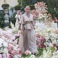 Koleksi ini adalah koleksi hari raya Vanilla 2022 ini kita menampilkan tema Nirwana, jadi ada puspa maya, puri dan semesta. Itu semua beda-beda motif tapi masih dalam satu warna. Nirwana melambangkan keindahan, ungkap pendiri Vanilla Hijab Atina Maulina saat ditemui di acara Vanilla Hijab Garden Party, The Most Wonderful Rendezvous of The Year, di The Manor Cafe (14/3/2022). Foto: Grandyos Zafna/Detikcom