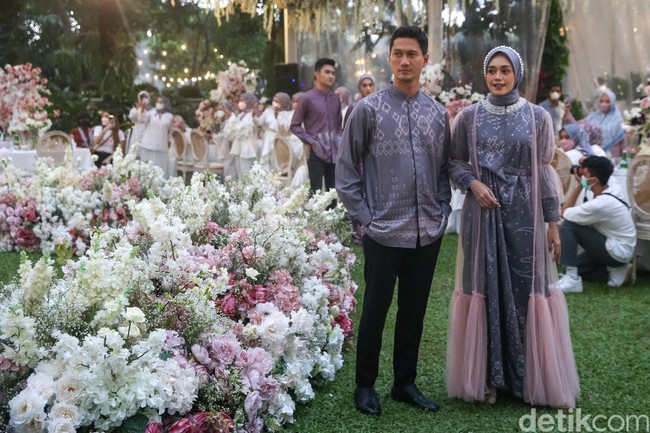 Raya Collection Vanilla Hijab tahun ini mengangkat tema bunga-bunga karena masih dalam momen Hari Perempuan Internasional.  Foto: Grandyos Zafna/Detikcom