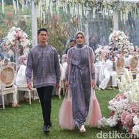 Koleksi Ramadhan dan Hari Raya 2022 dari Vanilla Hijab ini menggunakan bahan Dior Silk. Harga koleksi terbaru Vanilla mulai Rp 450 ribu - Rp 500 ribu. Foto: Grandyos Zafna/Detikcom