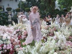 10 Koleksi Lebaran 2022 Vanilla Hijab, Baju Serba Bunga Hingga Tanpa Motif