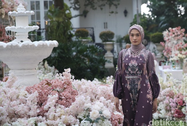 Koleksi Nirwana terdiri dari koleksi busana motif dan scarf yang didesain cantik. Unsur elemen motif Nirwana terdiri dari tiga seri yaitu semesta (bulan), puri (candi), dan puspa maya (maya). Foto: Grandyos Zafna/Detikcom