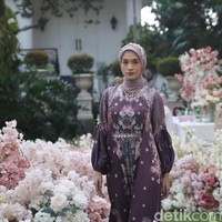 Koleksi Nirwana terdiri dari koleksi busana motif dan scarf yang didesain cantik. Unsur elemen motif Nirwana terdiri dari tiga seri yaitu semesta (bulan), puri (candi), dan puspa maya (maya). Foto: Grandyos Zafna/Detikcom