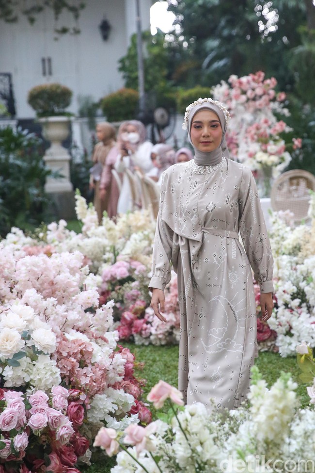 Brand Muslim yang memiliki lebih dari dua juta pengikut di Instagram ini juga mengangkat warna di luar pastel. Foto: Grandyos Zafna/Detikcom