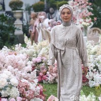 Brand Muslim yang memiliki lebih dari dua juta pengikut di Instagram ini juga mengangkat warna di luar pastel. Foto: Grandyos Zafna/Detikcom