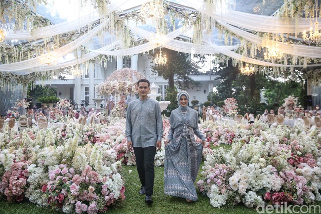 Kita juga ada warna navy karena koleksi untuk satu keluarga, kita berusaha menyeimbangkan antara kesukaan ibu-ibu dan bapak-bapak, tutur Atina yang mendirikan Vanilla Hijab sejak 2013. Foto: Grandyos Zafna/Detikcom