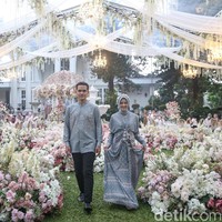 Kita juga ada warna navy karena koleksi untuk satu keluarga, kita berusaha menyeimbangkan antara kesukaan ibu-ibu dan bapak-bapak, tutur Atina yang mendirikan Vanilla Hijab sejak 2013. Foto: Grandyos Zafna/Detikcom