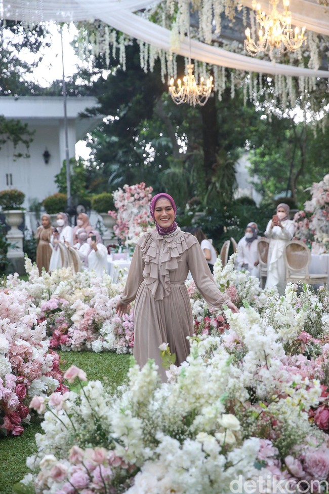 Selain baju serba bunga, Vanilla Hijab juga menghadirkan baju Lebaran 2022 tanpa motif. Perbedaan tahun ini menampilkan koleksi yang lebih beragam ya, bikin tiga koleksi tema. Kalau nggak suka baju motif bisa pilih baju yang polos, ujar founder Vanilla Hijab, Atina Maulia. Foto: Grandyos Zafna/Detikcom