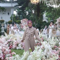 Selain baju serba bunga, Vanilla Hijab juga menghadirkan baju Lebaran 2022 tanpa motif. Perbedaan tahun ini menampilkan koleksi yang lebih beragam ya, bikin tiga koleksi tema. Kalau nggak suka baju motif bisa pilih baju yang polos, ujar founder Vanilla Hijab, Atina Maulia. Foto: Grandyos Zafna/Detikcom