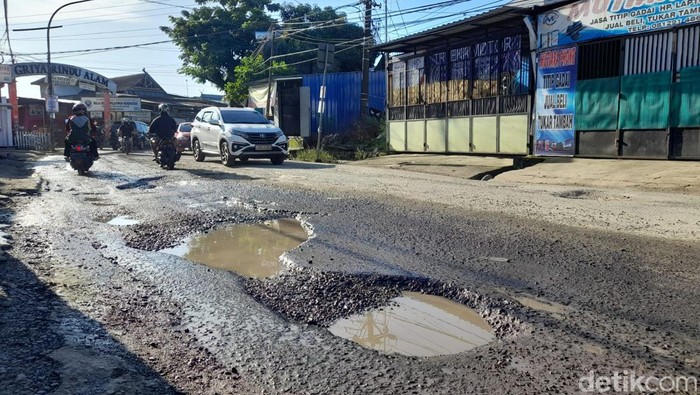 Kondisi di Jalan Antang Raya, Makassar yang kembali berlubang usai ditambal.