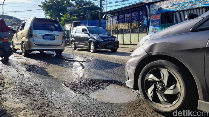 Kondisi di Jalan Antang Raya, Makassar yang kembali berlubang usai ditambal.
