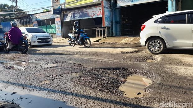 Kondisi di Jalan Antang Raya, Makassar yang kembali berlubang usai ditambal.