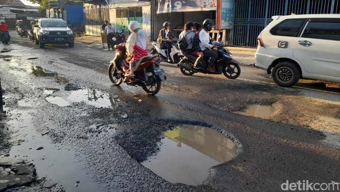 Kondisi di Jalan Antang Raya, Makassar yang kembali berlubang usai ditambal.