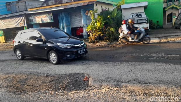 Kondisi di Jalan Antang Raya, Makassar yang kembali berlubang usai ditambal.