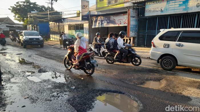Kondisi Jalan Antang Raya, Makassar usai ditambal sulam.