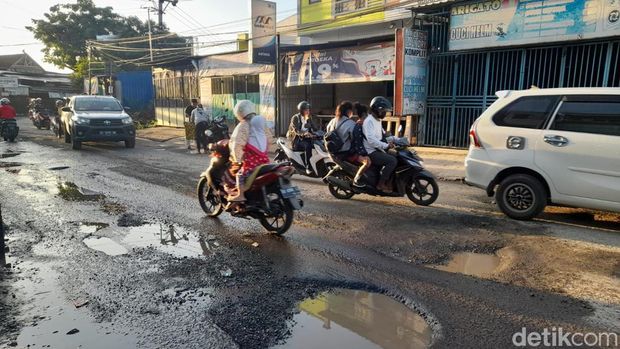 Kondisi Jalan Antang Raya, Makassar usai ditambal sulam.