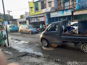 Penampakan Jalan Antang Makassar Kembali Berlubang Bak Kubangan Kerbau