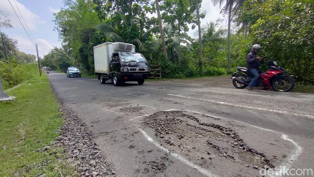 Kondisi kerusakan jalan Pengasih-Nanggulan di Kalurahan Banyuroto, Kapanewon Nanggulan, Kabupaten Kulon Progo, Daerah Istimewa Yogyakarta (DIY), Rabu (16/3/2022).
