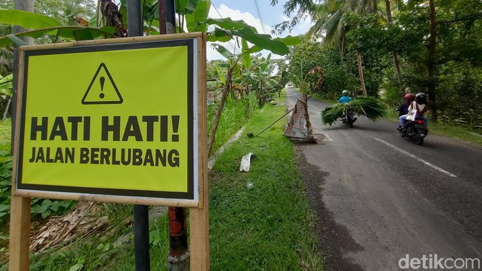 Kondisi kerusakan jalan Pengasih-Nanggulan di Kalurahan Banyuroto, Kapanewon Nanggulan, Kabupaten Kulon Progo, Daerah Istimewa Yogyakarta (DIY), Rabu (16/3/2022).