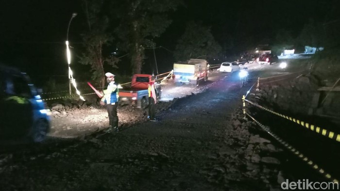Kondisi terkini tadi malam, Selasa (15/3/2022) di kawasan Cireki yang mengalami amblesan jalan. Sejumlah kendaraan tampak dapat melintasi kawasan tersebut dengan diatur sistem buka tutup.