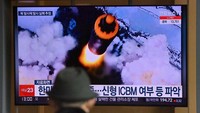 Peluncuran rudal pada Rabu (16/3) waktu setempat itu merupakan uji coba senjata ke-10 yang digelar Korut sepanjang tahun ini. (AFP/Jung Yeon-je).