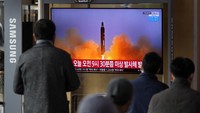 Warga Korsel di Seoul melihat siaran televisi yang menunjukan uji coba rudal Korut, Rabu (16/3) waktu setempat. (AP Photo/Lee Jin-man).