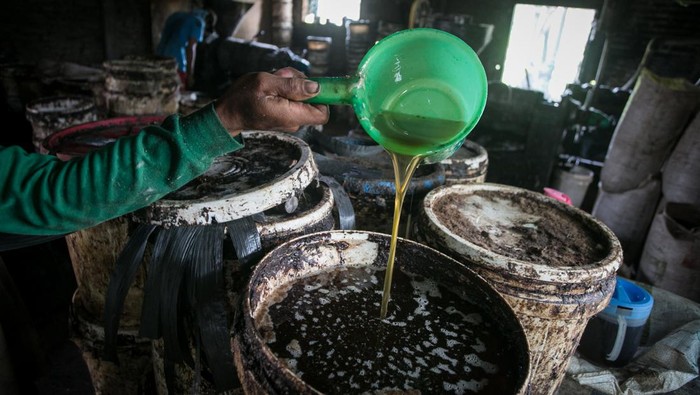 Kreatif! Wong Sragen Olah Biji Kapuk Jadi Minyak Goreng Pekerja memasukan biji kapuk randu kedalam mesin penyuling untuk dioleh menjadi minyak goreng di Desa Kedungwaduk, Karangmalang, Sragen, Jawa Tengah, Rabu (16/3/2022). Pelaku usaha kapuk kasur bantal guling tersebut memanfaatkan limbah biji kapuk menjadi minyak goreng alternatif yang dalam sehari mampu memproduksi sekitar 200 liter minyak goreng curah dari dua ribu kilogram biji kapuk untuk dikirim ke Jakarta, Magelang, dan Semarang. ANTARA FOTO/Mohammad Ayudha/tom.