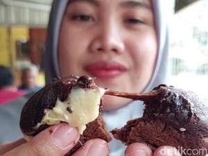 Jajan Kue Balok Lumer di Jalur Nagreg, Bakarnya Masih Pakai Arang