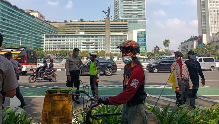 Lansia Rela Bersepeda dari Pulo Gadung untuk Nonton Marquez di Bundaran HI