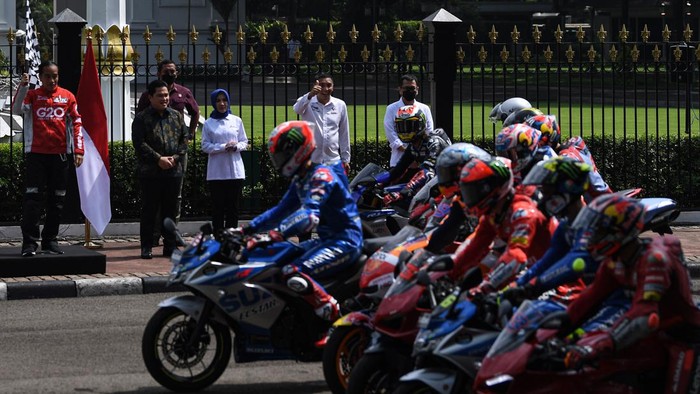 Lihat Lagi Momen Jokowi Lepas Para Rider MotoGP di Depan Istana Parade MotoGP digelar meriah di Jakarta. Presiden Joko Widodo pun turut ambil bagian dengan melepas para pebalap MotoGP di depan Istana Merdeka.