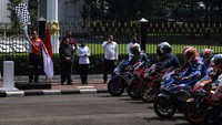 Presiden Joko Widodo (kiri) didampingi Menteri BUMN Erick Thohir (kedua kiri), Dirut Pertamina Nicke Widyawati (tengah), Dirut ITDC Abdulbar M Mansoer (keempat kiri) dan mantan Menparekraf Wishnutama melepas parade pembalap MotoGP di depan Istana Merdeka, Jakarta, Rabu (16/3/2022).