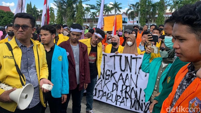 Mahasiswa menggeruduk kantor Gubernur Riau tuntut solusi kelangkaan minyak goreng dan solar