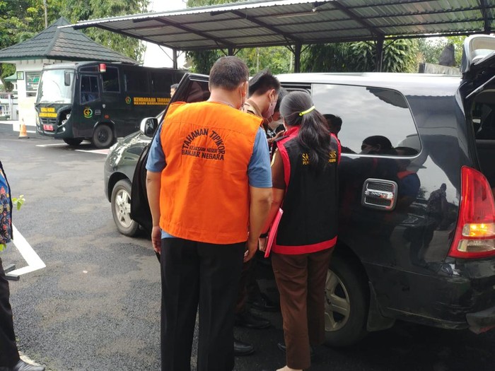 Mantan Kepala Sub Bagian Umum dan Kepegawaian PDAM Kabupaten Banjarnegara, SR, ditahan, Rabu (16/3/2022).