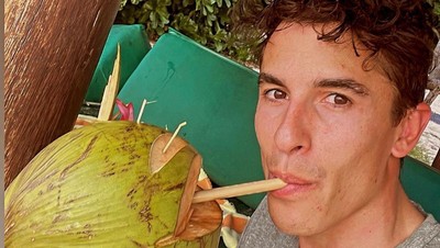 Gaya Keren Marc Marquez Saat Minum Kelapa Muda di Mandalika