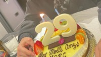 Pada 17 Februari 2022 lalu, Marc Marquez baru saja merayakan ulang tahunnya ke-29. Ini momennya bersama fruit cake, kue ulang tahunnya. Foto: Instagram @marcmarquez93